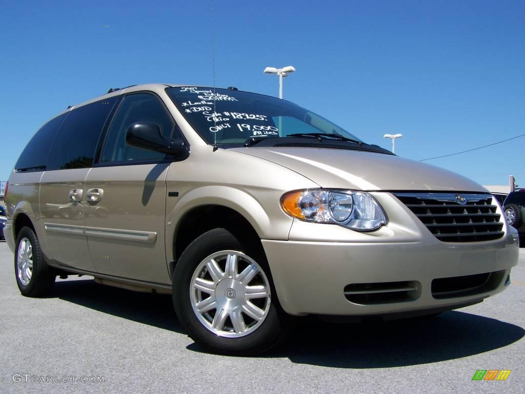 2007 Town & Country Touring - Linen Gold Metallic / Dark Khaki/Light Graystone photo #1