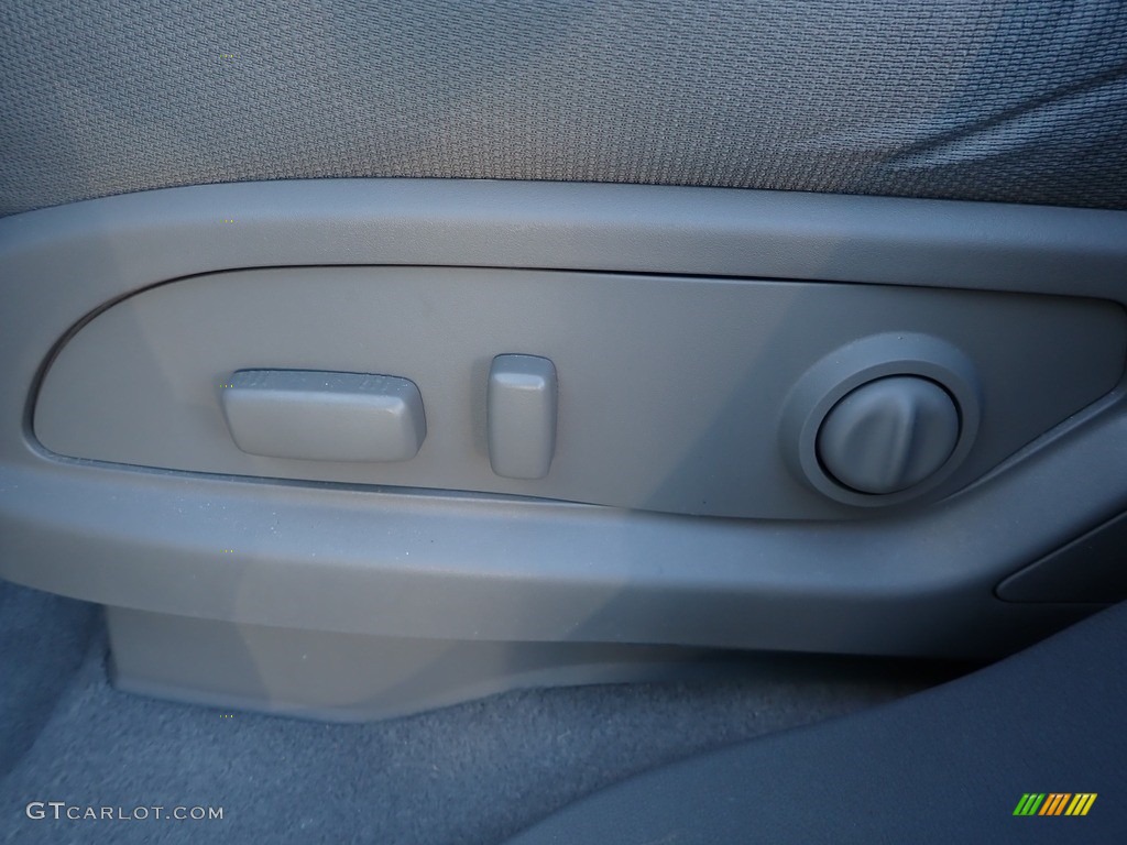 2017 Traverse LS AWD - Summit White / Dark Titanium/Light Titanium photo #16