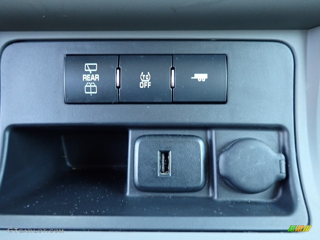 2017 Chevrolet Traverse LS AWD Controls Photos