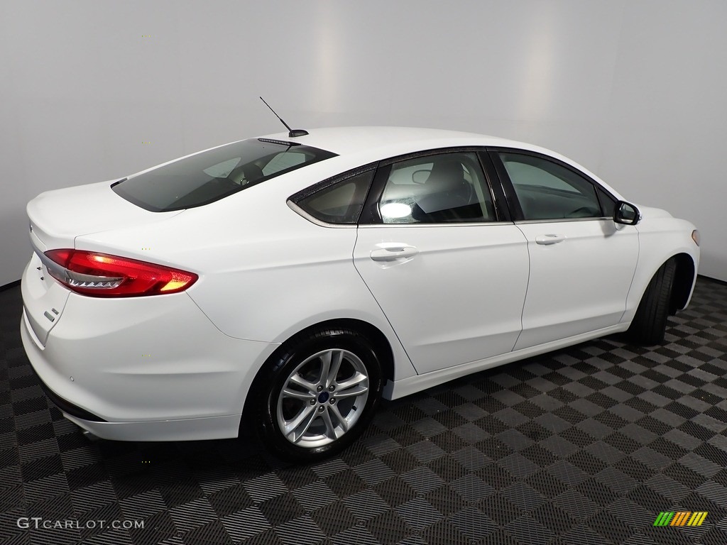 2018 Fusion SE - Oxford White / Medium Light Stone photo #14