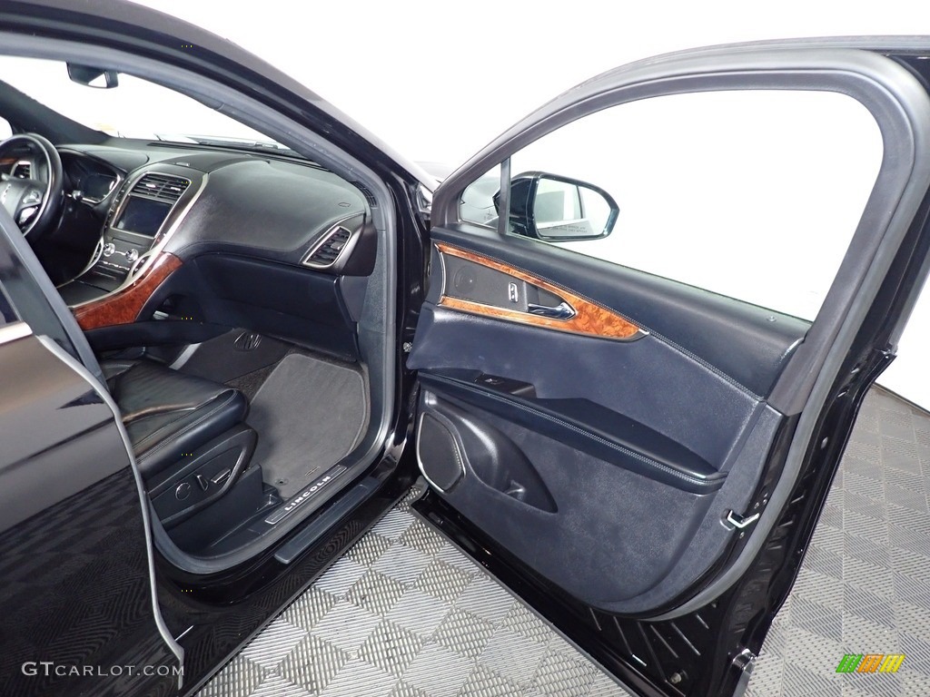 2018 Lincoln MKX Select AWD Ebony Door Panel Photo #140168478