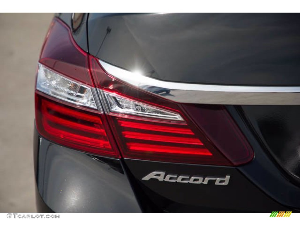 2017 Honda Accord LX Sedan Marks and Logos Photos