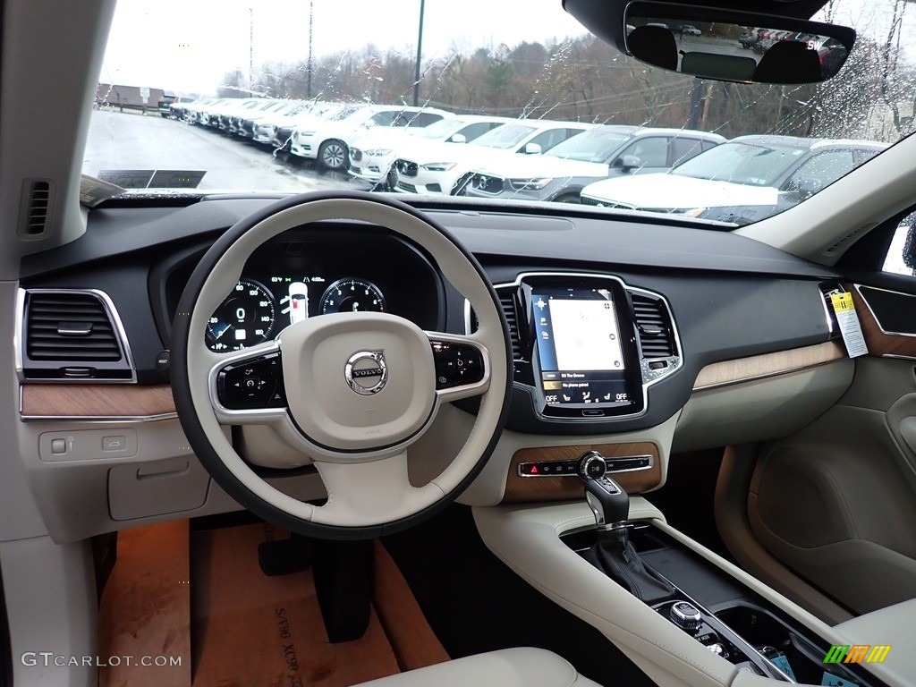 2021 Volvo XC90 T6 AWD Momentum Blonde/Charcoal Dashboard Photo #140178644