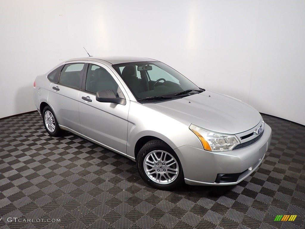 2010 Focus SE Sedan - Ingot Silver Metallic / Charcoal Black photo #2