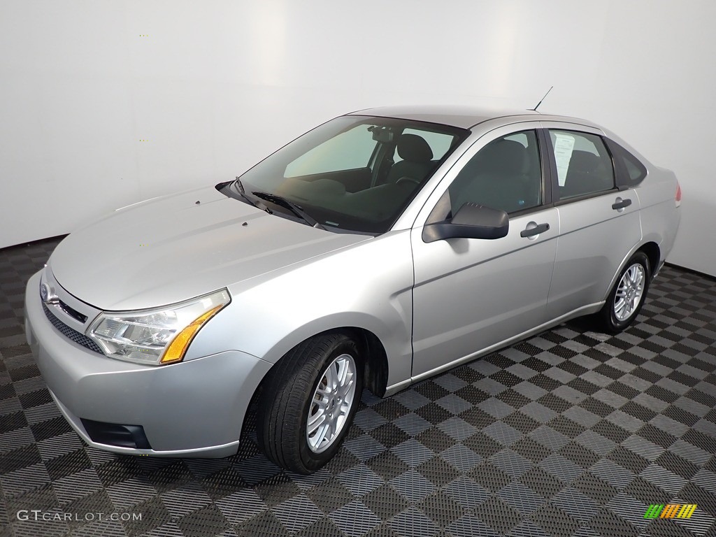 2010 Focus SE Sedan - Ingot Silver Metallic / Charcoal Black photo #7
