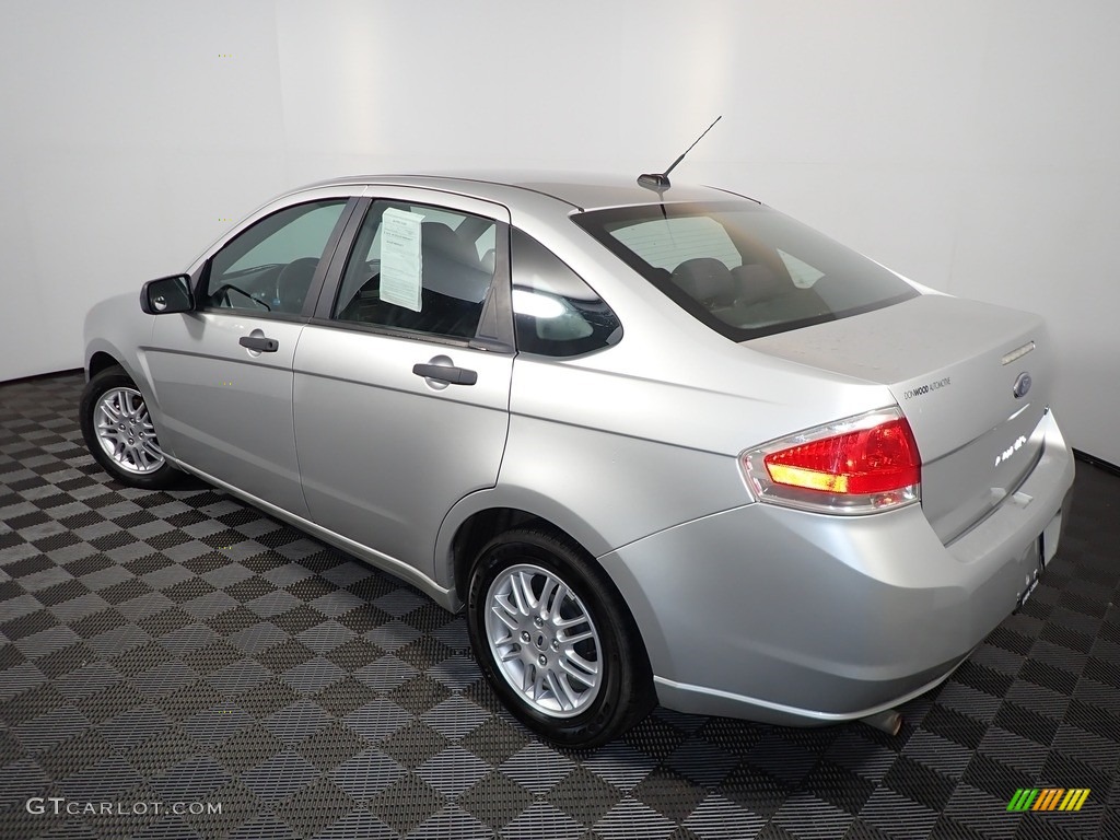 2010 Focus SE Sedan - Ingot Silver Metallic / Charcoal Black photo #9