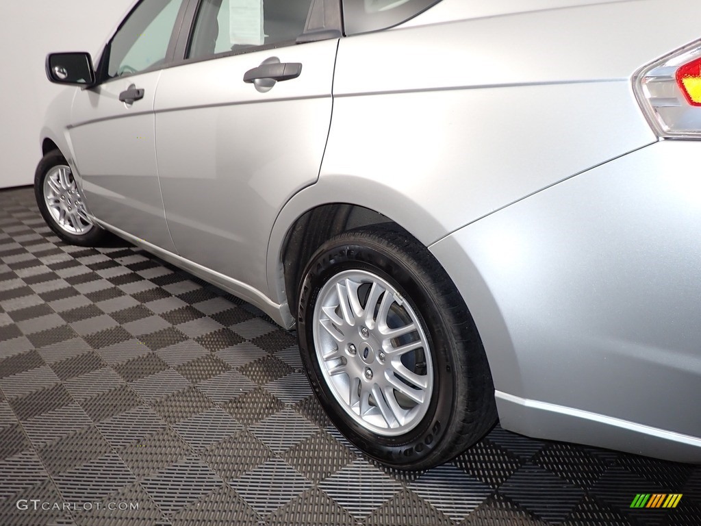 2010 Focus SE Sedan - Ingot Silver Metallic / Charcoal Black photo #10