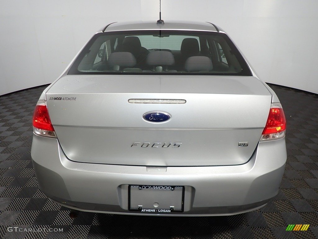 2010 Focus SE Sedan - Ingot Silver Metallic / Charcoal Black photo #11