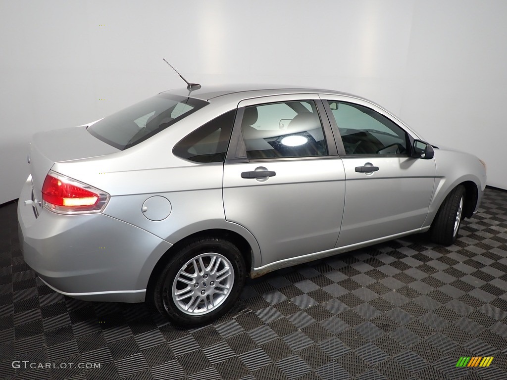 2010 Focus SE Sedan - Ingot Silver Metallic / Charcoal Black photo #14