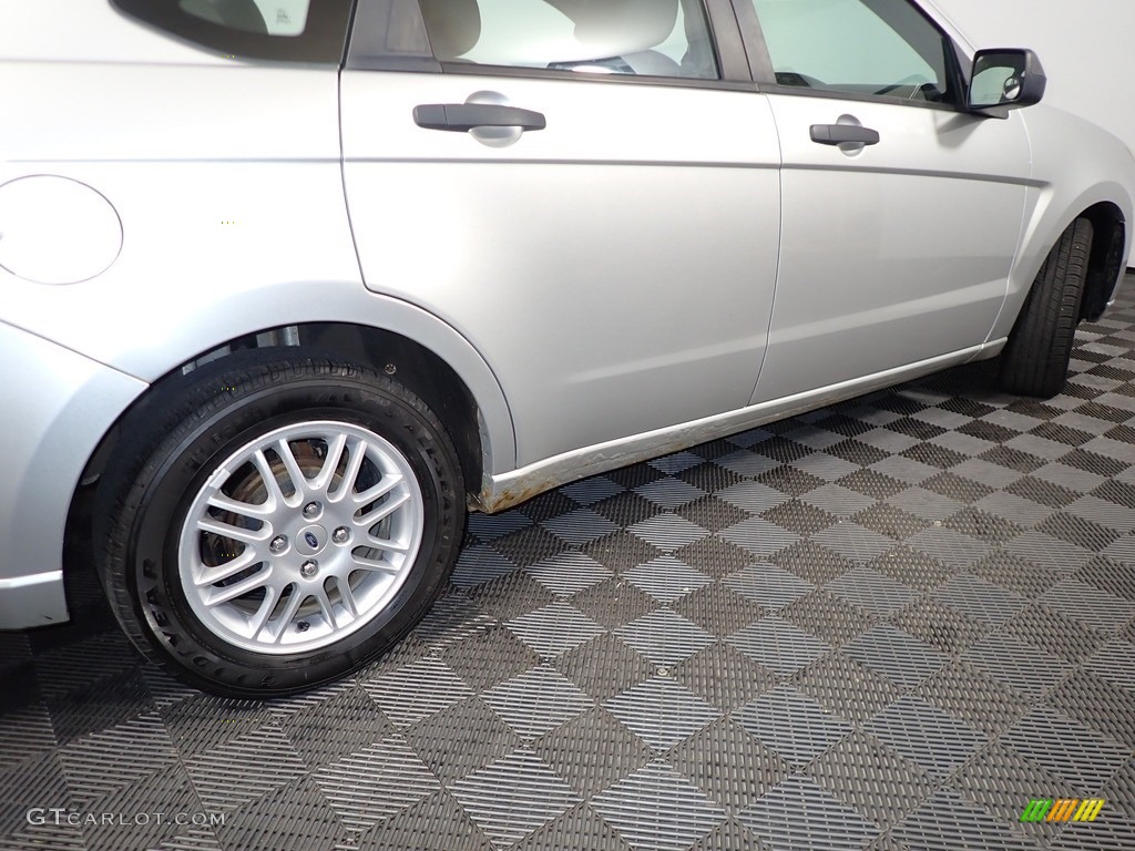 2010 Focus SE Sedan - Ingot Silver Metallic / Charcoal Black photo #15