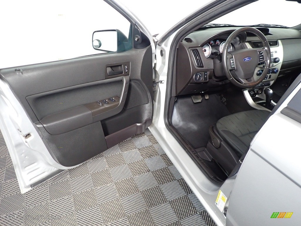2010 Focus SE Sedan - Ingot Silver Metallic / Charcoal Black photo #16