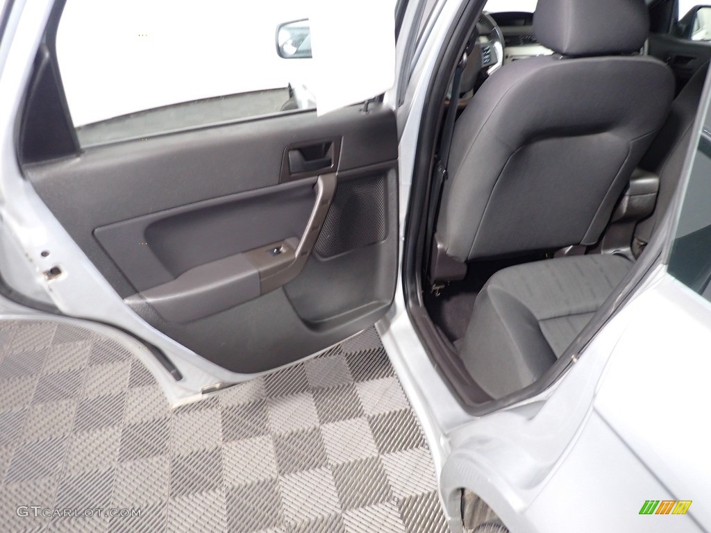 2010 Focus SE Sedan - Ingot Silver Metallic / Charcoal Black photo #20