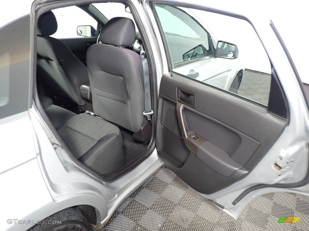 2010 Focus SE Sedan - Ingot Silver Metallic / Charcoal Black photo #22