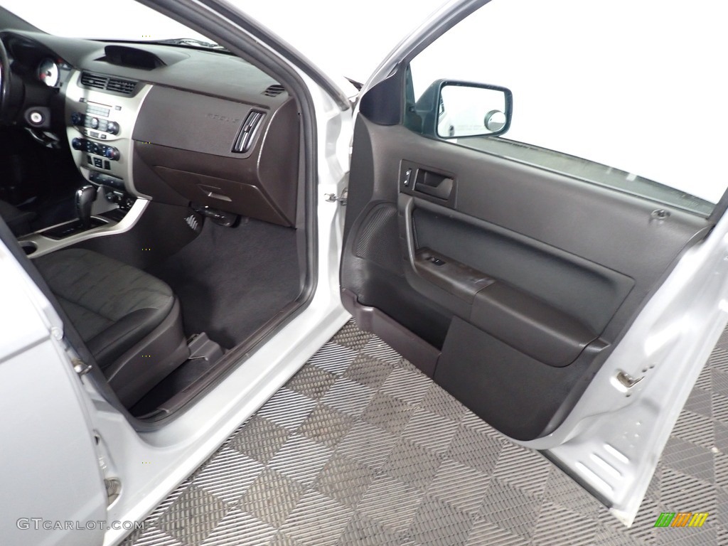 2010 Focus SE Sedan - Ingot Silver Metallic / Charcoal Black photo #24