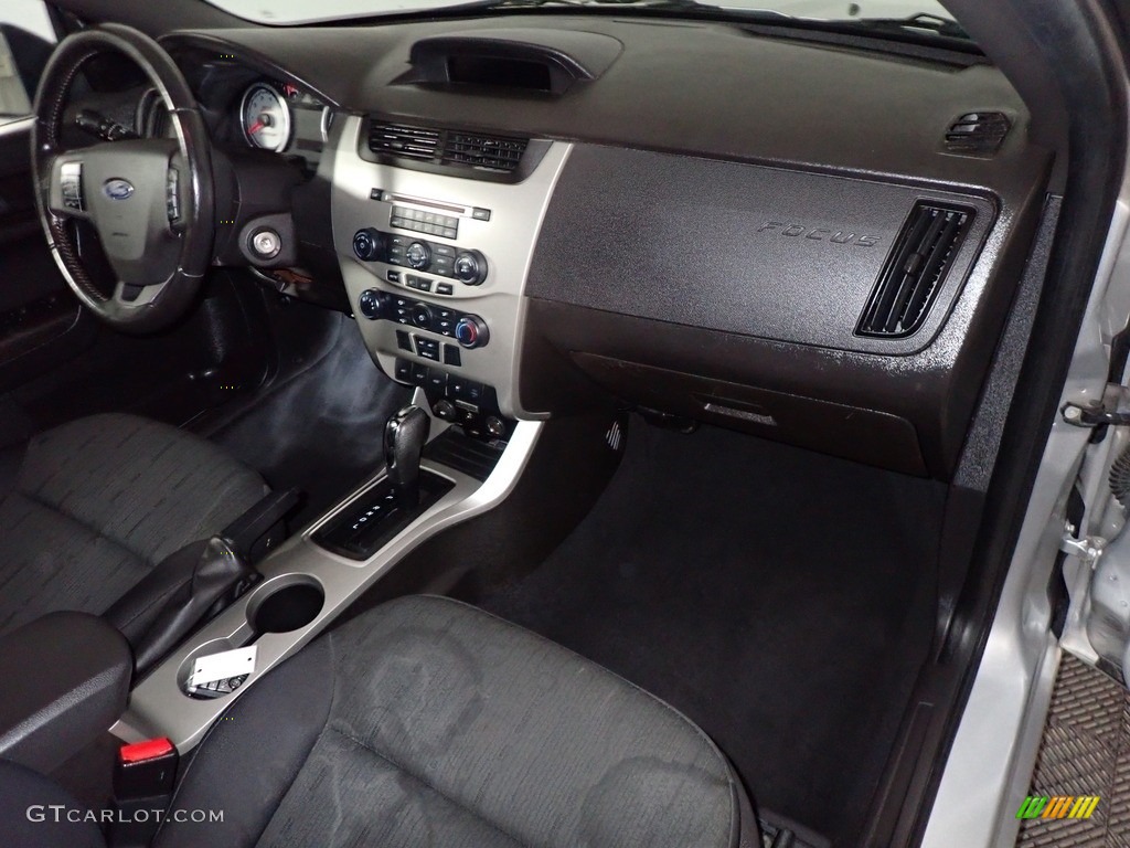 2010 Focus SE Sedan - Ingot Silver Metallic / Charcoal Black photo #26
