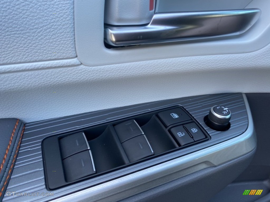 2021 Toyota Sienna XSE AWD Hybrid Controls Photo #140199717