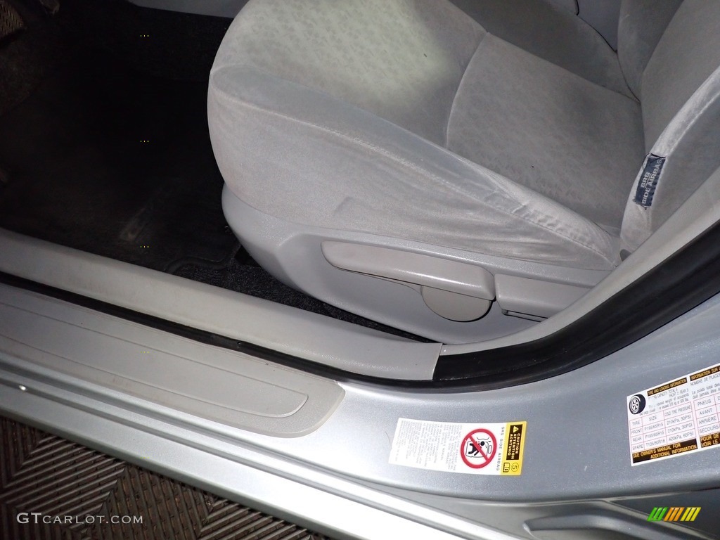 2009 Corolla LE - Classic Silver Metallic / Ash photo #17