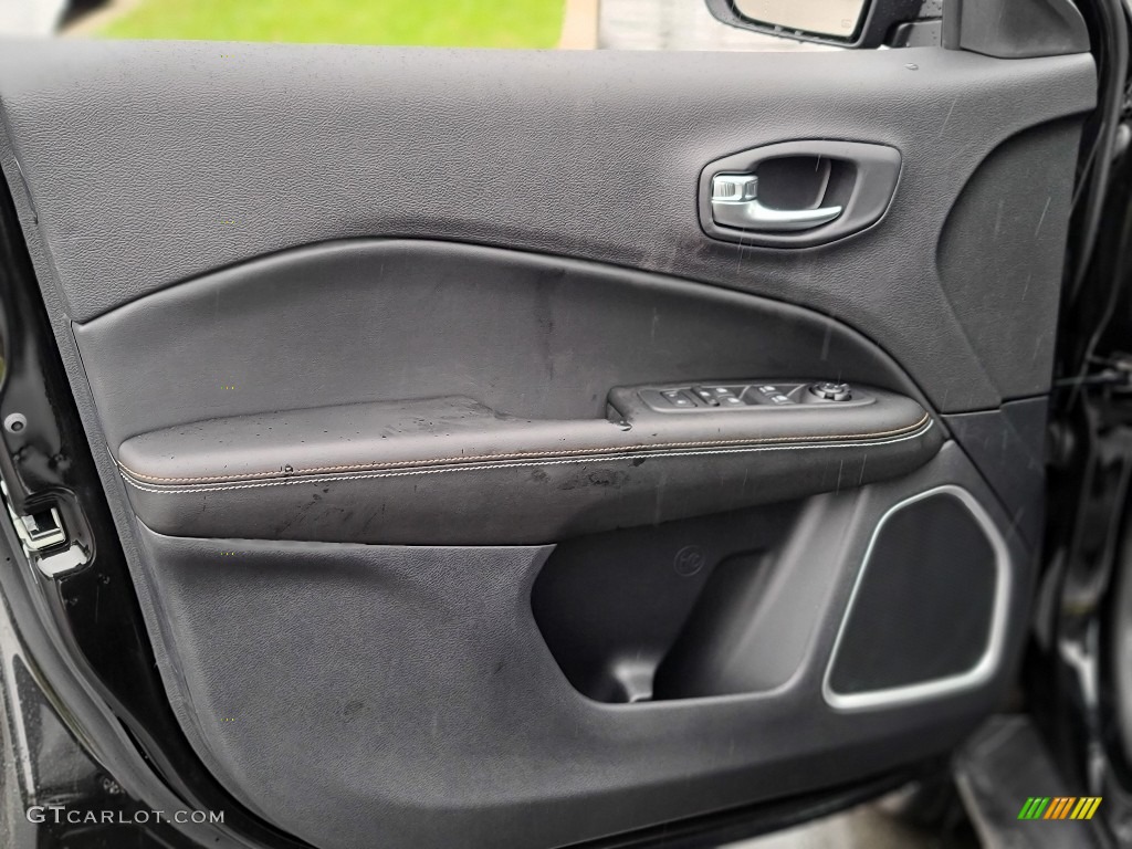 2021 Compass Latitude 4x4 - Diamond Black Crystal Pearl / Black photo #8