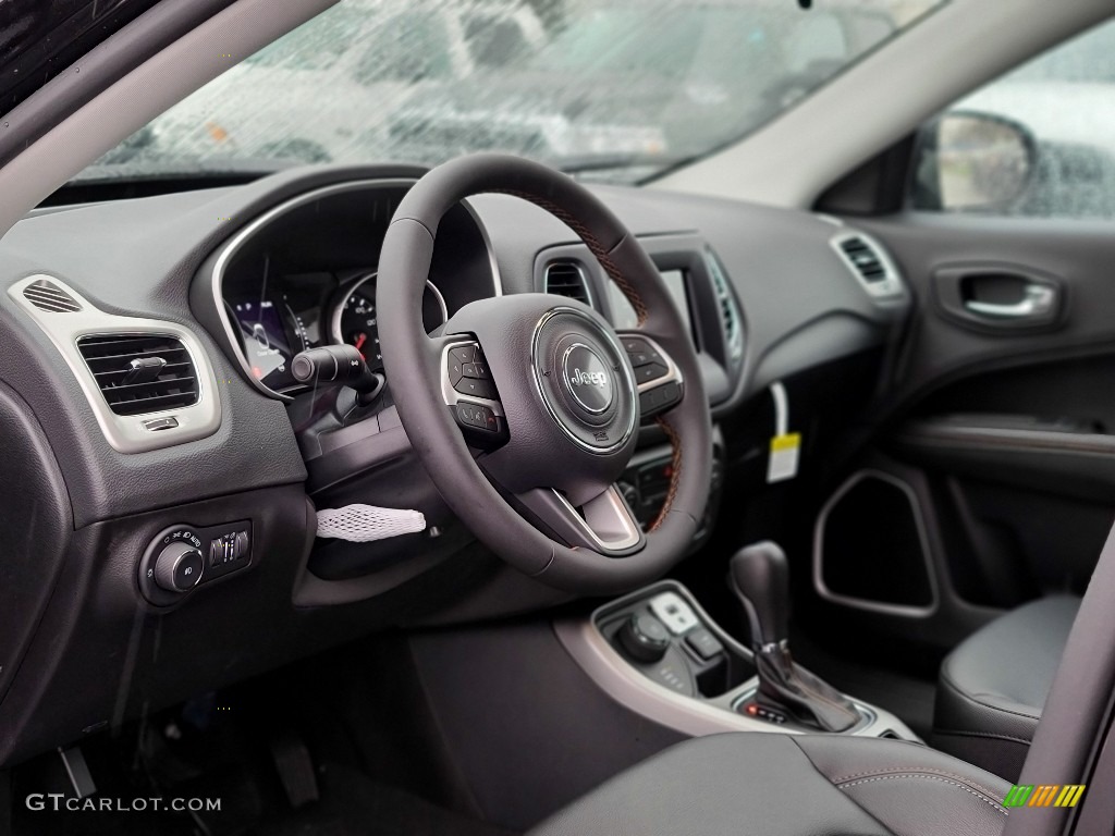 2021 Compass Latitude 4x4 - Diamond Black Crystal Pearl / Black photo #9