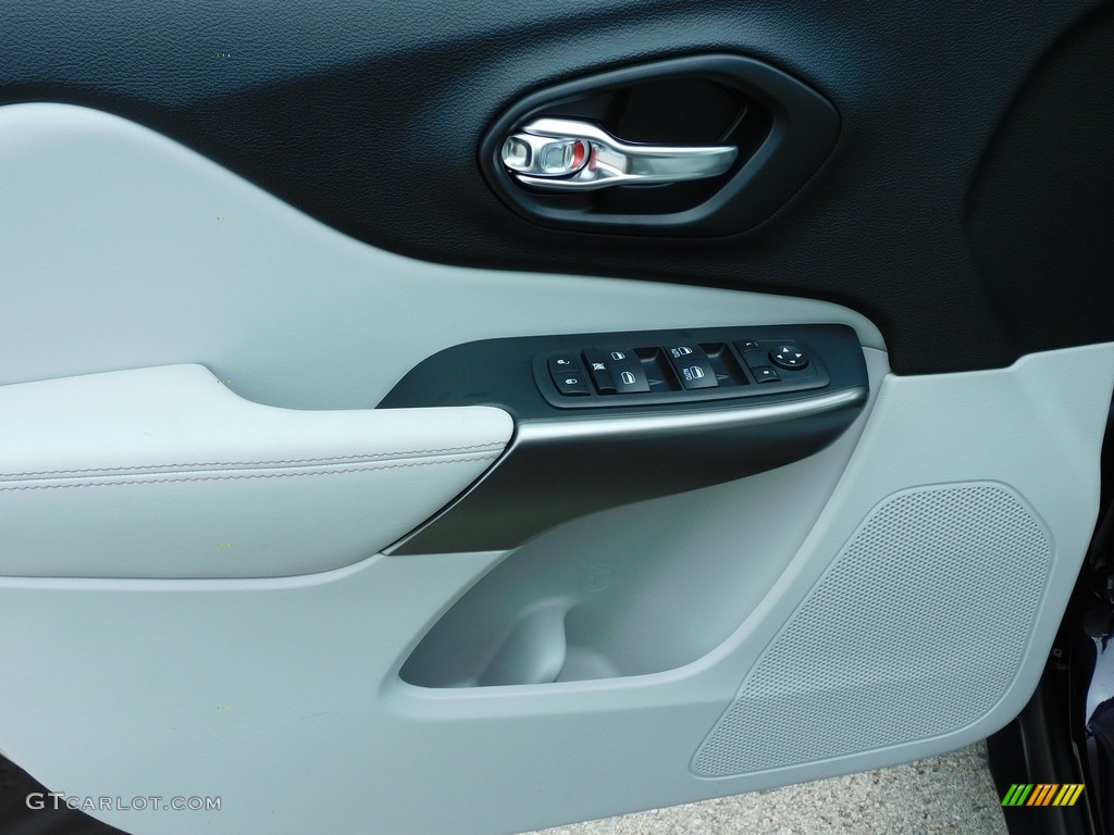 2021 Jeep Cherokee Latitude Lux 4x4 Ski Gray/Black Door Panel Photo #140209650