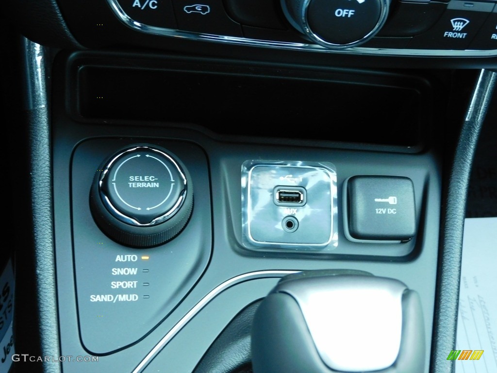 2021 Jeep Cherokee Latitude Lux 4x4 Controls Photo #140210637