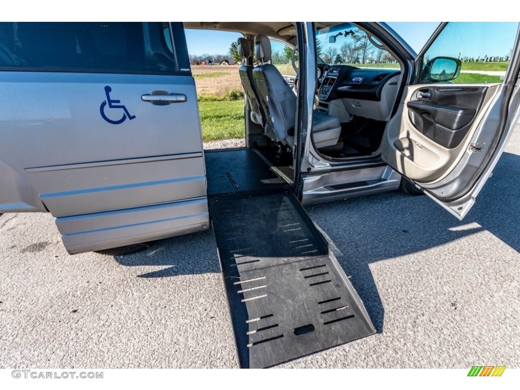 2014 Grand Caravan SE w/Wheelchair Access - Billet Silver Metallic / Black/Light Graystone photo #24