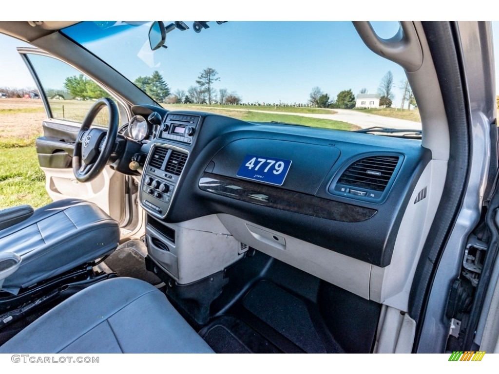 2014 Grand Caravan SE w/Wheelchair Access - Billet Silver Metallic / Black/Light Graystone photo #27