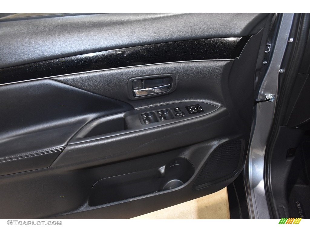 2019 Mitsubishi Outlander SE Door Panel Photos