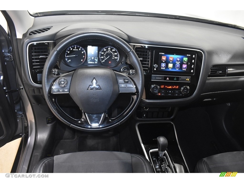 2019 Mitsubishi Outlander SE Dashboard Photos