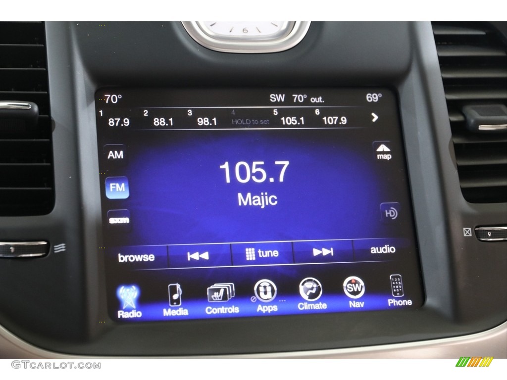 2015 Chrysler 300 C AWD Audio System Photo #140228578