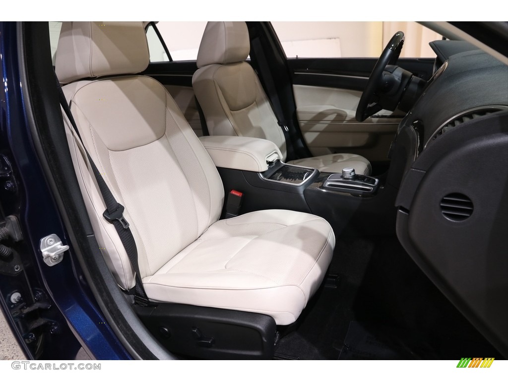 2015 Chrysler 300 C AWD Front Seat Photos