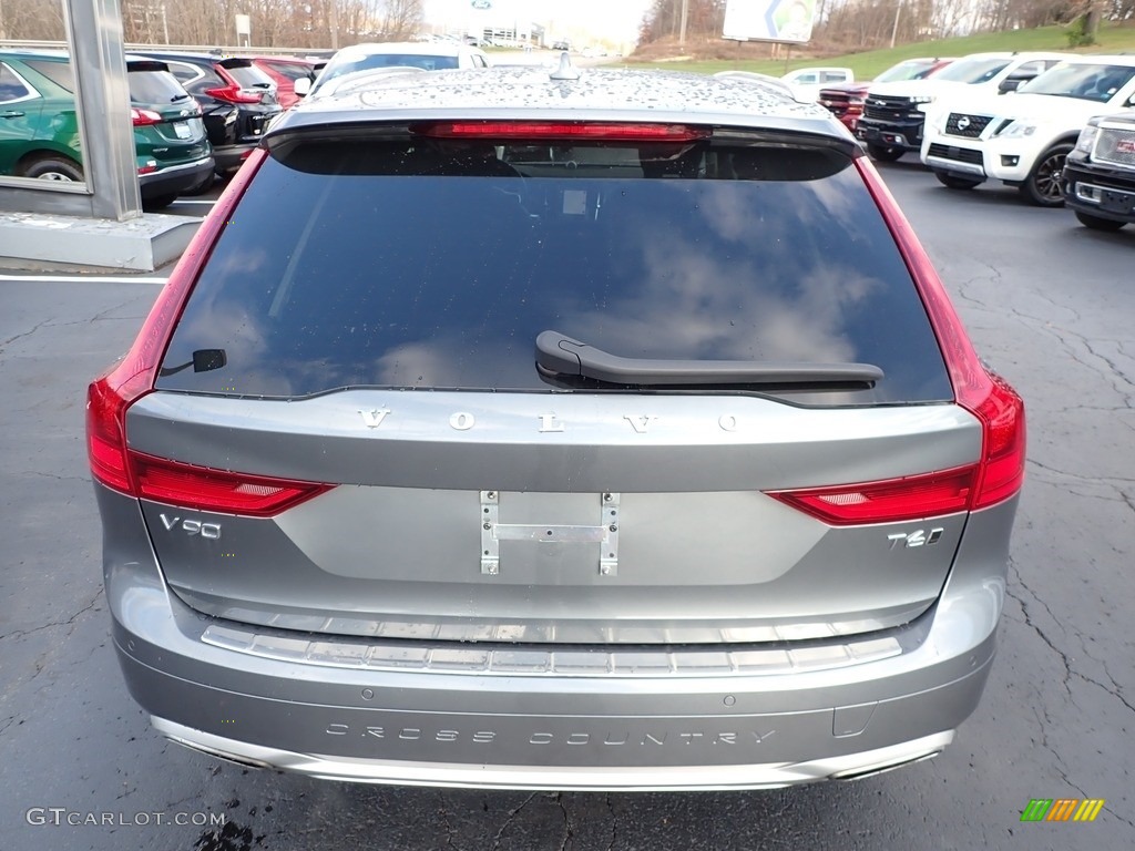 2020 Volvo V90 Cross Country T6 AWD Marks and Logos Photos