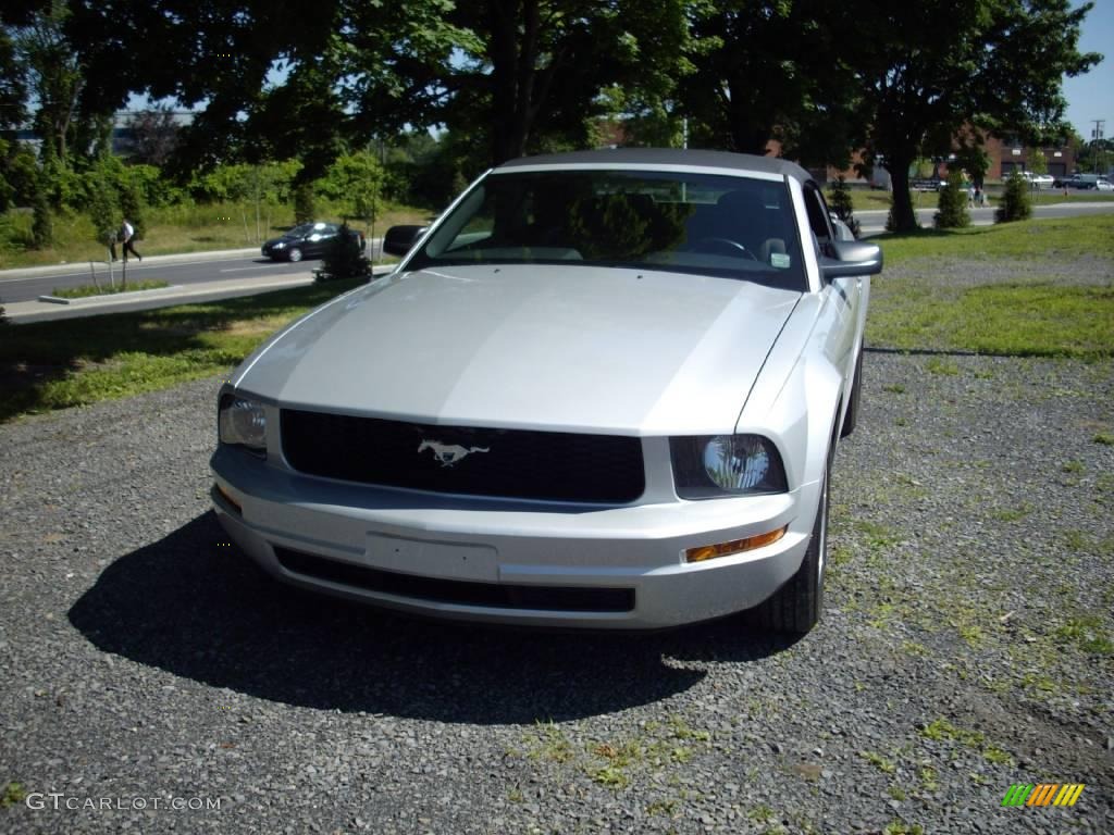 2007 Mustang V6 Deluxe Convertible - Satin Silver Metallic / Dark Charcoal photo #3