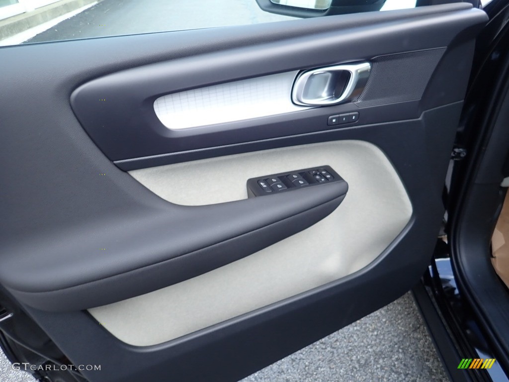 2021 Volvo XC40 T5 Momentum AWD Blond/Charcoal Door Panel Photo #140270921
