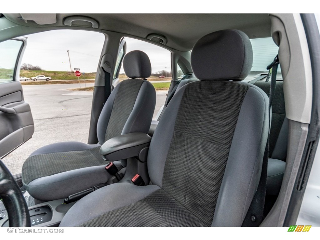 2004 Focus SE Sedan - Cloud 9 White / Medium Graphite photo #17