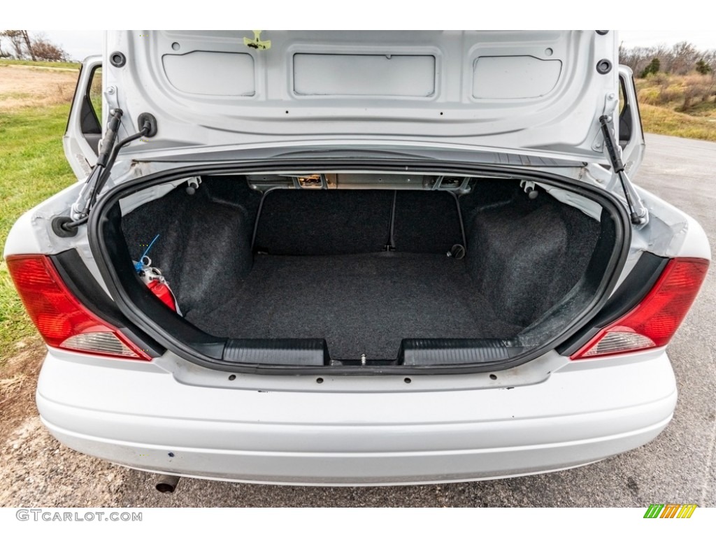 2004 Focus SE Sedan - Cloud 9 White / Medium Graphite photo #23