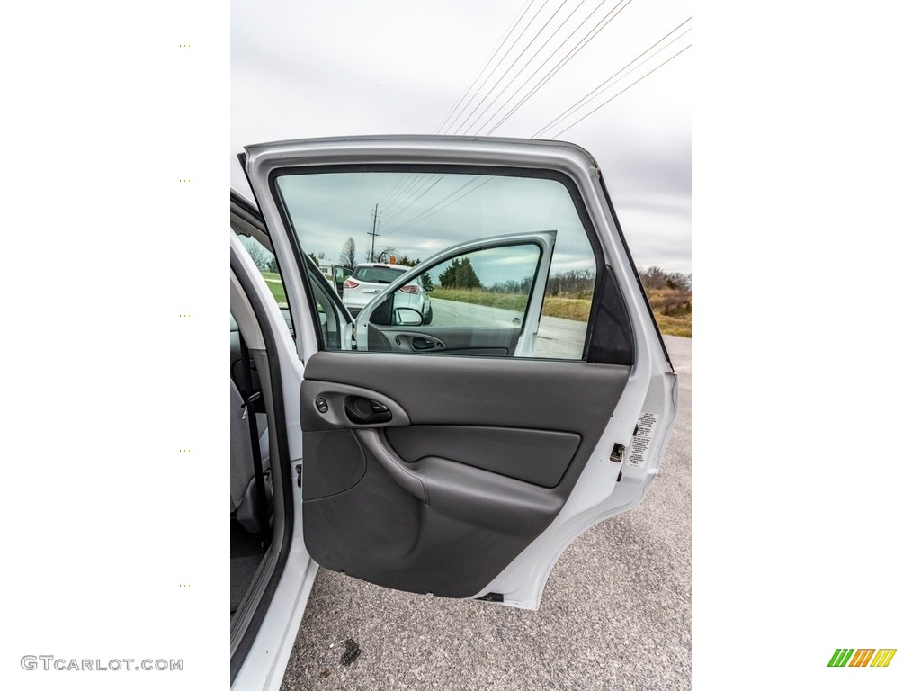 2004 Focus SE Sedan - Cloud 9 White / Medium Graphite photo #25