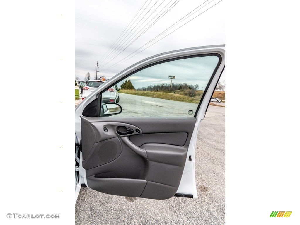 2004 Focus SE Sedan - Cloud 9 White / Medium Graphite photo #26
