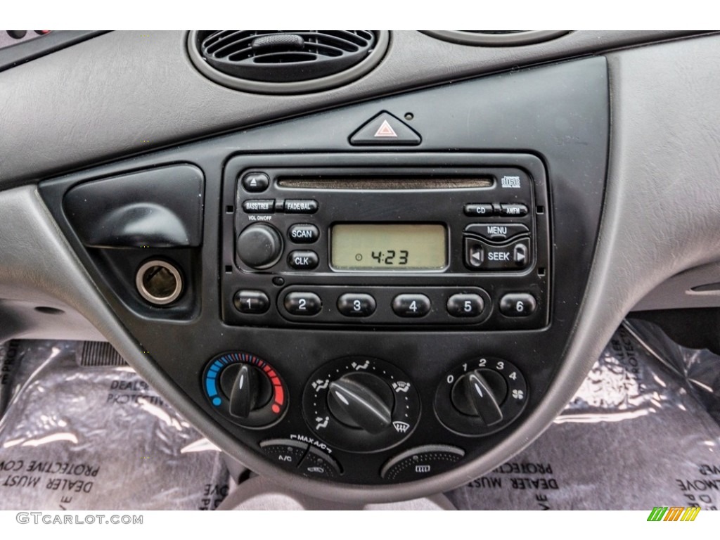 2004 Focus SE Sedan - Cloud 9 White / Medium Graphite photo #31