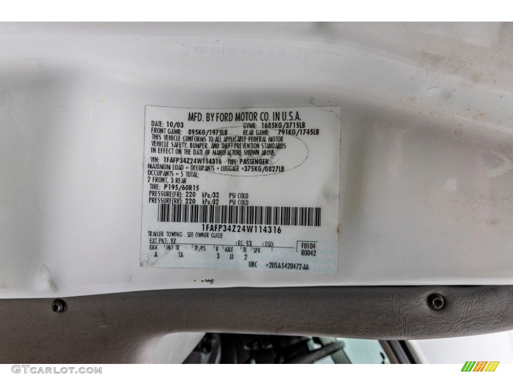 2004 Focus SE Sedan - Cloud 9 White / Medium Graphite photo #38