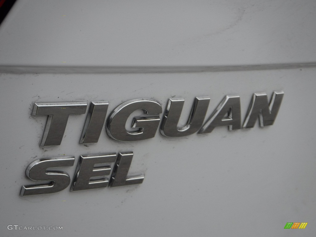 2020 Volkswagen Tiguan SEL 4MOTION Marks and Logos Photos