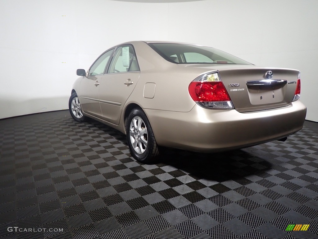 2005 Camry XLE - Beige / Taupe photo #6
