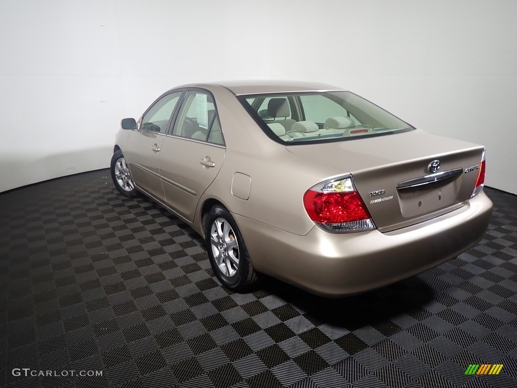 2005 Camry XLE - Beige / Taupe photo #7