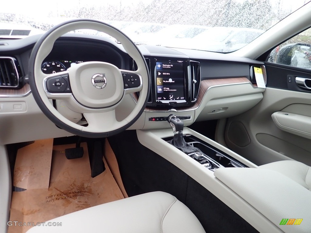 Blonde/Charcoal Interior 2021 Volvo XC60 T5 AWD Momentum Photo #140319144