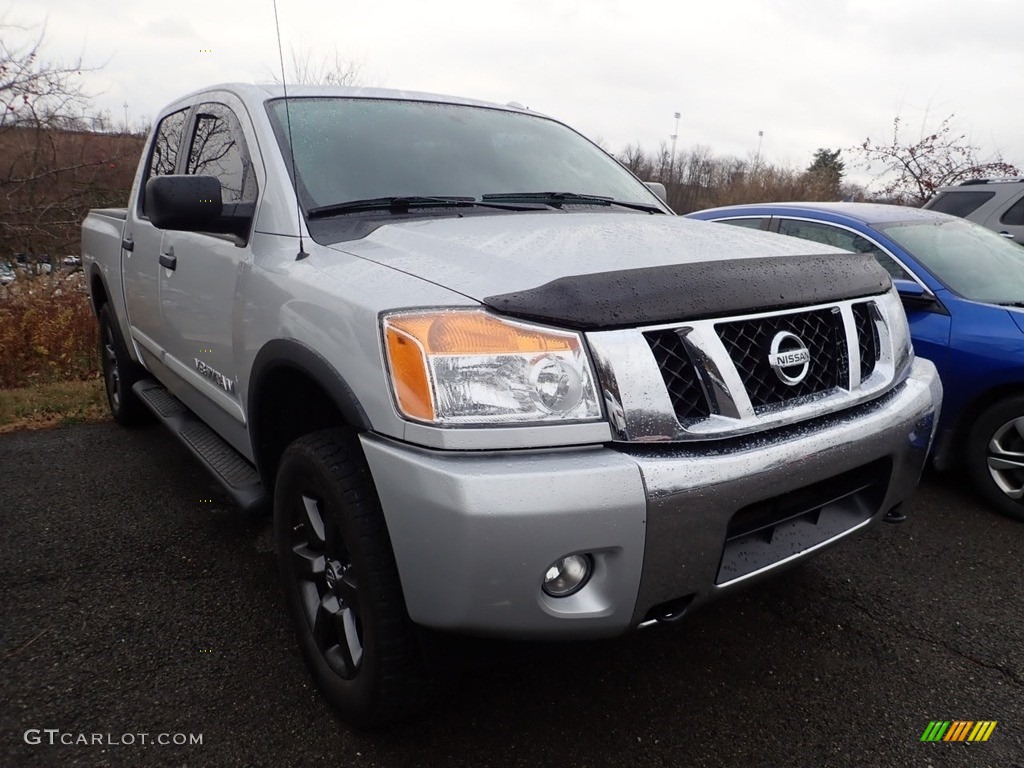 2015 Titan SV Crew Cab 4x4 - Brilliant Silver / Charcoal photo #4