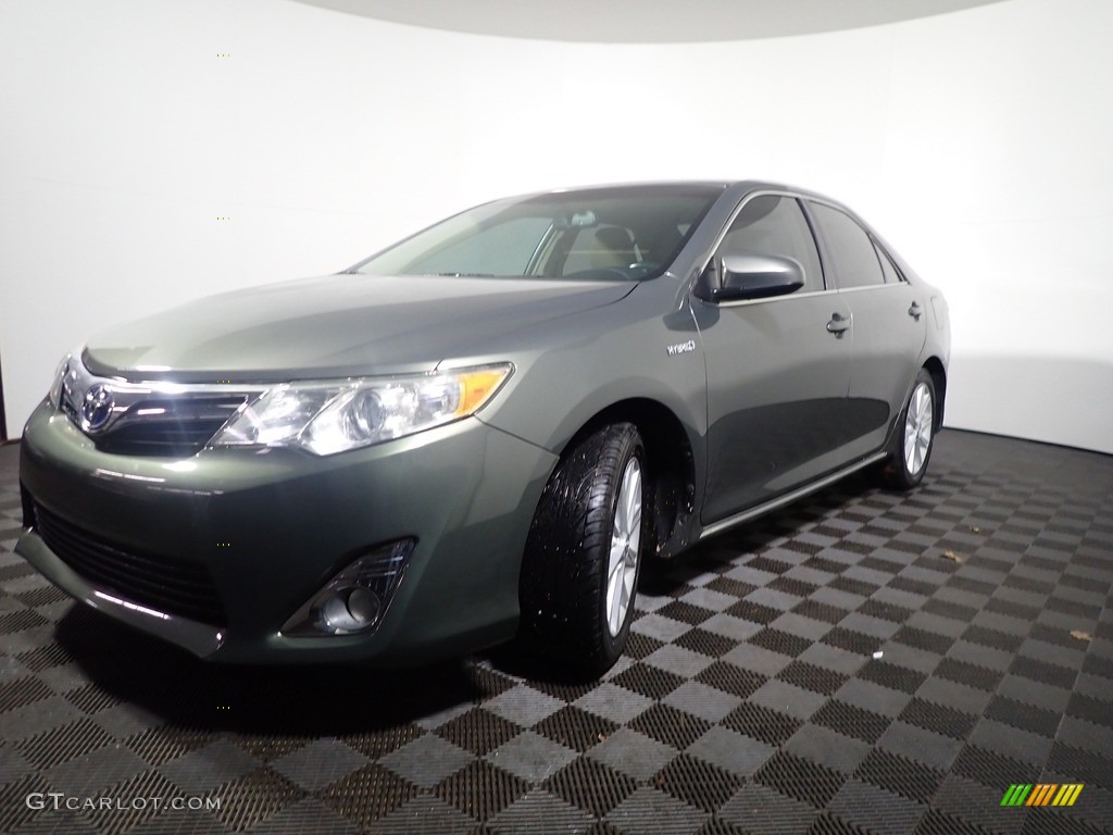 2013 Camry Hybrid XLE - Cypress Green Metallic / Ivory photo #2