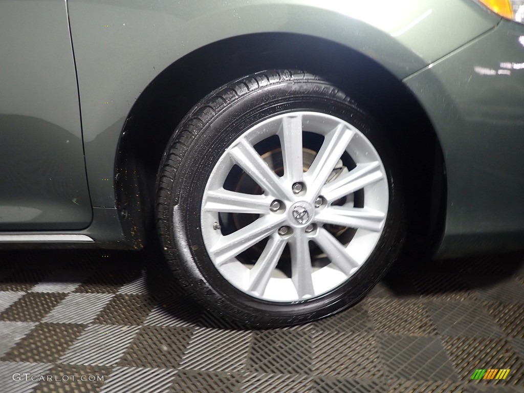 2013 Camry Hybrid XLE - Cypress Green Metallic / Ivory photo #40