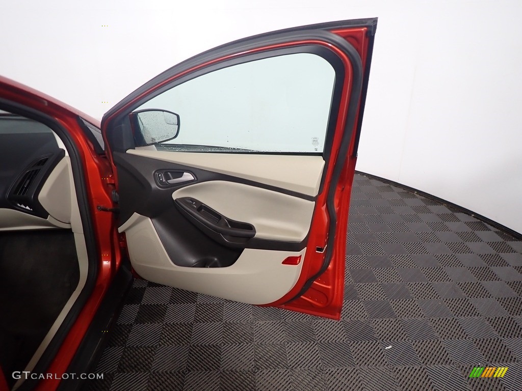 2018 Focus SE Hatch - Hot Pepper Red / Charcoal Black photo #35