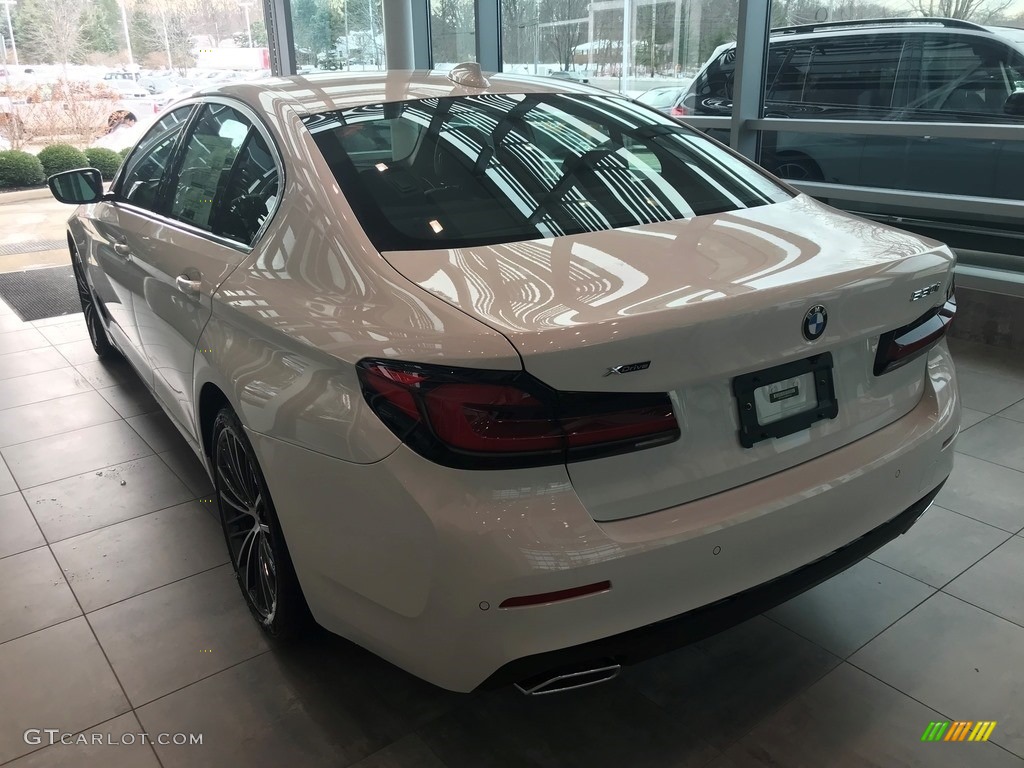 2021 5 Series 530i xDrive Sedan - Alpine White / Black photo #2