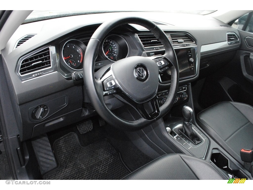 2018 Volkswagen Tiguan SE Titan Black Dashboard Photo #140407133
